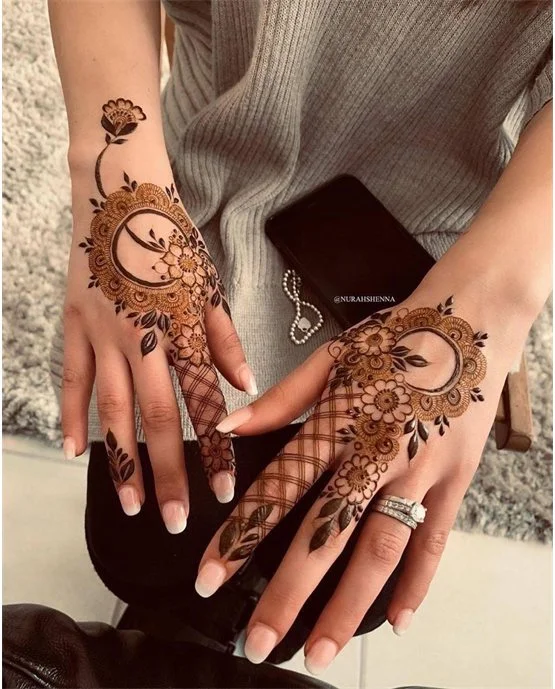 Classic Blend With Butterfly Along Back Hand Mehndi Design Classic Blend With Butterfly Along Back Hand Mehndi Design